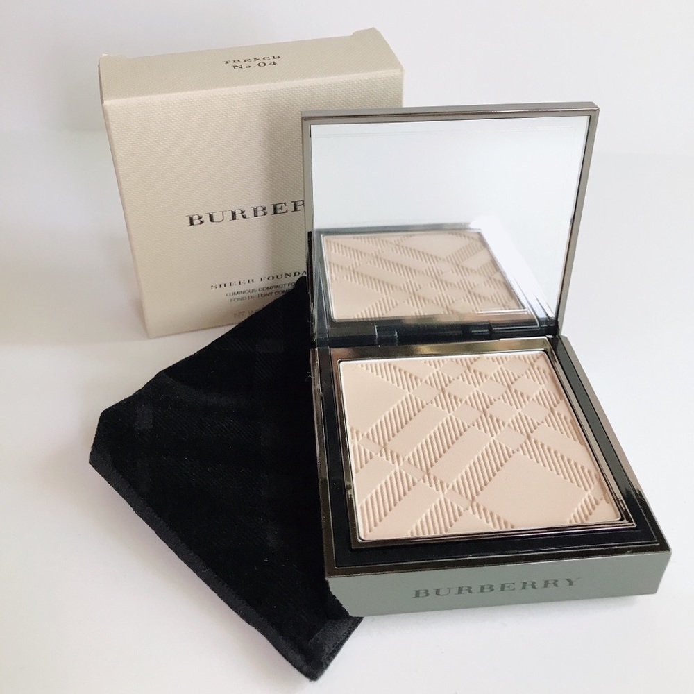 Burberry Sheer Foundation Powder Compact in No.4